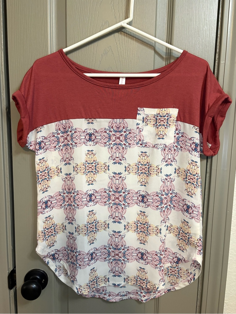 Xhilaration Rust and Cream Short Sleeve Printed Colorblock Top